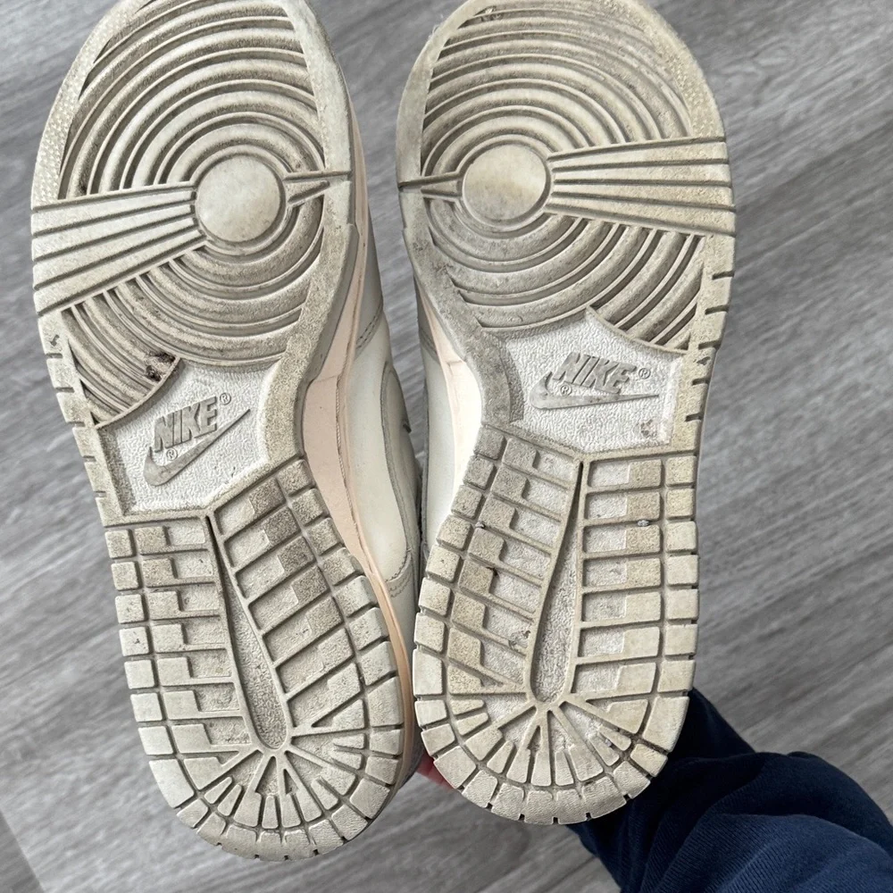 Nike Dunks in Bone - Picture 4 of 4